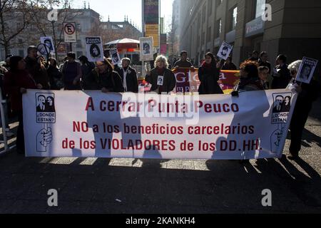 Santiago, Chili. 9 juin 2017. Des parents de détenus disparus et des politiciens exécutés pendant la dictature militaire et les organisations de défense des droits de l'homme ont manifesté au Palacio de la Moneda pour demander la fermeture de la prison de Punta Peuco où des membres des forces armées ont été emprisonnés et poursuivis pour violations des droits de l'homme . Aujourd'hui, ils bénéficient de privilèges spéciaux dans cette prison de Santiago, au Chili. (Photo de Fernando Lavoz/NurPhoto) *** Veuillez utiliser le crédit du champ de crédit *** Banque D'Images