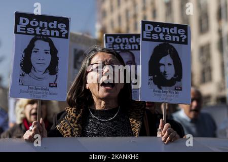 Santiago, Chili. 9 juin 2017. Les manifestants portent des affiches avec des photos des détenus disparus. Des parents de détenus disparus et des politiciens exécutés pendant la dictature militaire et les organisations de défense des droits de l'homme ont manifesté au Palacio de la Moneda pour demander la fermeture de la prison de Punta Peuco où des membres des forces armées ont été emprisonnés et poursuivis pour violations des droits de l'homme . Aujourd'hui, ils bénéficient de privilèges spéciaux dans cette prison de Santiago, au Chili. (Photo de Fernando Lavoz/NurPhoto) *** Veuillez utiliser le crédit du champ de crédit *** Banque D'Images