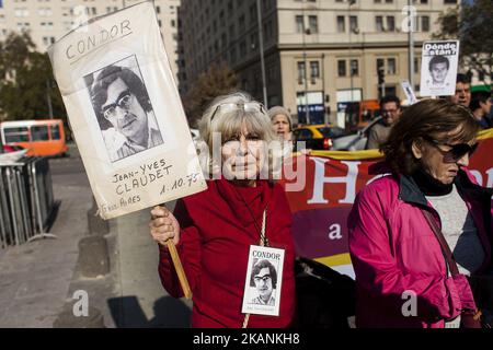 Santiago, Chili. 9 juin 2017. Les manifestants portent des affiches avec des photos des détenus disparus. Des parents de détenus disparus et des politiciens exécutés pendant la dictature militaire et les organisations de défense des droits de l'homme ont manifesté au Palacio de la Moneda pour demander la fermeture de la prison de Punta Peuco où des membres des forces armées ont été emprisonnés et poursuivis pour violations des droits de l'homme . Aujourd'hui, ils bénéficient de privilèges spéciaux dans cette prison de Santiago, au Chili. (Photo de Fernando Lavoz/NurPhoto) *** Veuillez utiliser le crédit du champ de crédit *** Banque D'Images