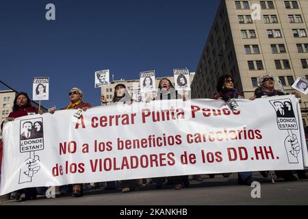 Santiago, Chili. 9 juin 2017. Les manifestants portent des affiches avec des photos des détenus disparus. Des parents de détenus disparus et des politiciens exécutés pendant la dictature militaire et les organisations de défense des droits de l'homme ont manifesté au Palacio de la Moneda pour demander la fermeture de la prison de Punta Peuco où des membres des forces armées ont été emprisonnés et poursuivis pour violations des droits de l'homme . Aujourd'hui, ils bénéficient de privilèges spéciaux dans cette prison de Santiago, au Chili. (Photo de Fernando Lavoz/NurPhoto) *** Veuillez utiliser le crédit du champ de crédit *** Banque D'Images