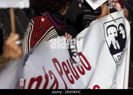 Santiago, Chili. 9 juin 2017. Des parents de détenus disparus et des politiciens exécutés pendant la dictature militaire et les organisations de défense des droits de l'homme ont manifesté au Palacio de la Moneda pour demander la fermeture de la prison de Punta Peuco où des membres des forces armées ont été emprisonnés et poursuivis pour violations des droits de l'homme . Aujourd'hui, ils bénéficient de privilèges spéciaux dans cette prison de Santiago, au Chili. (Photo de Fernando Lavoz/NurPhoto) *** Veuillez utiliser le crédit du champ de crédit *** Banque D'Images