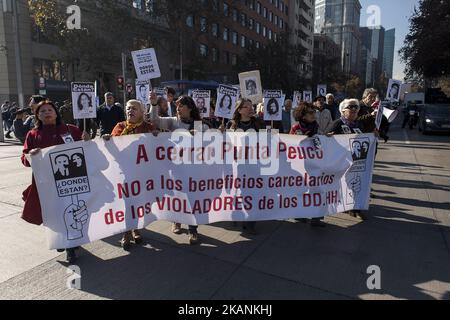 Santiago, Chili. 9 juin 2017. Des parents de détenus disparus et des politiciens exécutés pendant la dictature militaire et les organisations de défense des droits de l'homme ont manifesté au Palacio de la Moneda pour demander la fermeture de la prison de Punta Peuco où des membres des forces armées ont été emprisonnés et poursuivis pour violations des droits de l'homme . Aujourd'hui, ils bénéficient de privilèges spéciaux dans cette prison de Santiago, au Chili. (Photo de Fernando Lavoz/NurPhoto) *** Veuillez utiliser le crédit du champ de crédit *** Banque D'Images