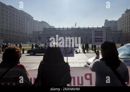 Santiago, Chili. 9 juin 2017. Des parents de détenus disparus et des politiciens exécutés pendant la dictature militaire et les organisations de défense des droits de l'homme ont manifesté au Palacio de la Moneda pour demander la fermeture de la prison de Punta Peuco où des membres des forces armées ont été emprisonnés et poursuivis pour violations des droits de l'homme . Aujourd'hui, ils bénéficient de privilèges spéciaux dans cette prison de Santiago, au Chili. (Photo de Fernando Lavoz/NurPhoto) *** Veuillez utiliser le crédit du champ de crédit *** Banque D'Images