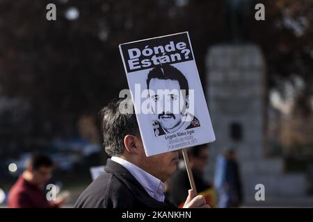 Santiago, Chili. 9 juin 2017. Des parents de détenus disparus et des politiciens exécutés pendant la dictature militaire et les organisations de défense des droits de l'homme ont manifesté au Palacio de la Moneda pour demander la fermeture de la prison de Punta Peuco où des membres des forces armées ont été emprisonnés et poursuivis pour violations des droits de l'homme . Aujourd'hui, ils bénéficient de privilèges spéciaux dans cette prison de Santiago, au Chili. (Photo de Fernando Lavoz/NurPhoto) *** Veuillez utiliser le crédit du champ de crédit *** Banque D'Images