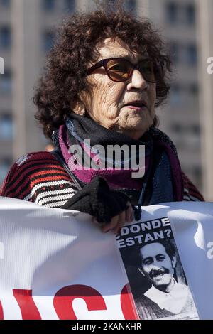 Santiago, Chili. 9 juin 2017. Des parents de détenus disparus et des politiciens exécutés pendant la dictature militaire et les organisations de défense des droits de l'homme ont manifesté au Palacio de la Moneda pour demander la fermeture de la prison de Punta Peuco où des membres des forces armées ont été emprisonnés et poursuivis pour violations des droits de l'homme . Aujourd'hui, ils bénéficient de privilèges spéciaux dans cette prison de Santiago, au Chili. (Photo de Fernando Lavoz/NurPhoto) *** Veuillez utiliser le crédit du champ de crédit *** Banque D'Images