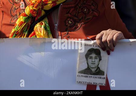 Santiago, Chili. 9 juin 2017. Des parents de détenus disparus et des politiciens exécutés pendant la dictature militaire et les organisations de défense des droits de l'homme ont manifesté au Palacio de la Moneda pour demander la fermeture de la prison de Punta Peuco où des membres des forces armées ont été emprisonnés et poursuivis pour violations des droits de l'homme . Aujourd'hui, ils bénéficient de privilèges spéciaux dans cette prison de Santiago, au Chili. (Photo de Fernando Lavoz/NurPhoto) *** Veuillez utiliser le crédit du champ de crédit *** Banque D'Images