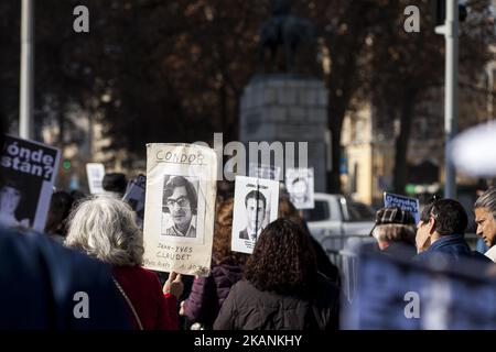 Santiago, Chili. 9 juin 2017. Les manifestants portent des affiches avec des photos des détenus disparus. Des parents de détenus disparus et des politiciens exécutés pendant la dictature militaire et les organisations de défense des droits de l'homme ont manifesté au Palacio de la Moneda pour demander la fermeture de la prison de Punta Peuco où des membres des forces armées ont été emprisonnés et poursuivis pour violations des droits de l'homme . Aujourd'hui, ils bénéficient de privilèges spéciaux dans cette prison de Santiago, au Chili. (Photo de Fernando Lavoz/NurPhoto) *** Veuillez utiliser le crédit du champ de crédit *** Banque D'Images