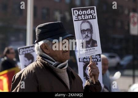 Santiago, Chili. 9 juin 2017. Des parents de détenus disparus et des politiciens exécutés pendant la dictature militaire et les organisations de défense des droits de l'homme ont manifesté au Palacio de la Moneda pour demander la fermeture de la prison de Punta Peuco où des membres des forces armées ont été emprisonnés et poursuivis pour violations des droits de l'homme . Aujourd'hui, ils bénéficient de privilèges spéciaux dans cette prison de Santiago, au Chili. (Photo de Fernando Lavoz/NurPhoto) *** Veuillez utiliser le crédit du champ de crédit *** Banque D'Images