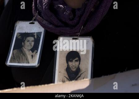 Santiago, Chili. 9 juin 2017. Des parents de détenus disparus et des politiciens exécutés pendant la dictature militaire et les organisations de défense des droits de l'homme ont manifesté au Palacio de la Moneda pour demander la fermeture de la prison de Punta Peuco où des membres des forces armées ont été emprisonnés et poursuivis pour violations des droits de l'homme . Aujourd'hui, ils bénéficient de privilèges spéciaux dans cette prison de Santiago, au Chili. (Photo de Fernando Lavoz/NurPhoto) *** Veuillez utiliser le crédit du champ de crédit *** Banque D'Images