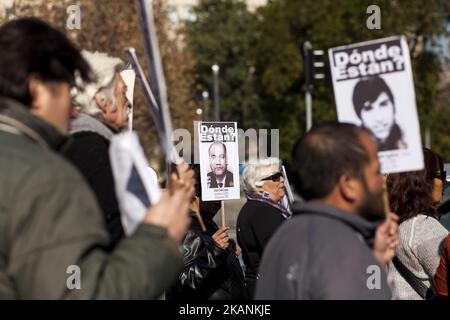 Santiago, Chili. 9 juin 2017. Les manifestants portent des affiches avec des photos des détenus disparus. Des parents de détenus disparus et des politiciens exécutés pendant la dictature militaire et les organisations de défense des droits de l'homme ont manifesté au Palacio de la Moneda pour demander la fermeture de la prison de Punta Peuco où des membres des forces armées ont été emprisonnés et poursuivis pour violations des droits de l'homme . Aujourd'hui, ils bénéficient de privilèges spéciaux dans cette prison de Santiago, au Chili. (Photo de Fernando Lavoz/NurPhoto) *** Veuillez utiliser le crédit du champ de crédit *** Banque D'Images