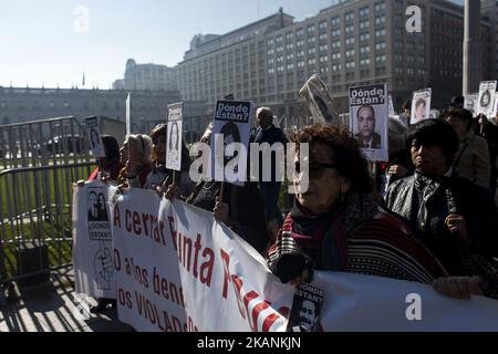 Santiago, Chili. 9 juin 2017. Les manifestants portent des affiches avec des photos des détenus disparus. Des parents de détenus disparus et des politiciens exécutés pendant la dictature militaire et les organisations de défense des droits de l'homme ont manifesté au Palacio de la Moneda pour demander la fermeture de la prison de Punta Peuco où des membres des forces armées ont été emprisonnés et poursuivis pour violations des droits de l'homme . Aujourd'hui, ils bénéficient de privilèges spéciaux dans cette prison de Santiago, au Chili. (Photo de Fernando Lavoz/NurPhoto) *** Veuillez utiliser le crédit du champ de crédit *** Banque D'Images