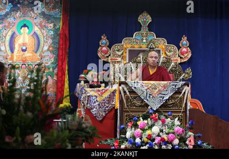 Sa Sainteté le Gyalwang Karmapa 17th Ogyen Trinley Dorje fait des prières lors d'une cérémonie spéciale au Centre culturel canadien tibétain à Toronto, Ontario, Canada, on 04 juin 2017. C'est la première visite du Karmapa au Canada. Comme le Dalaï Lama, le Karmapa s'est échappé du Tibet et vit maintenant en Inde. Il serait peut-être le prochain Dalaï Lama et deviendrait l'un des leaders spirituels et politiques les plus puissants au monde. (Photo de Creative Touch Imaging Ltd./NurPhoto) *** Veuillez utiliser le crédit du champ de crédit *** Banque D'Images