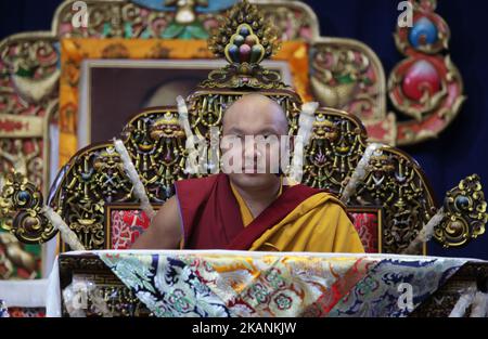 Sa Sainteté le Gyalwang Karmapa 17th Ogyen Trinley Dorje fait des prières lors d'une cérémonie spéciale au Centre culturel canadien tibétain à Toronto, Ontario, Canada, on 04 juin 2017. C'est la première visite du Karmapa au Canada. Comme le Dalaï Lama, le Karmapa s'est échappé du Tibet et vit maintenant en Inde. Il serait peut-être le prochain Dalaï Lama et deviendrait l'un des leaders spirituels et politiques les plus puissants au monde. (Photo de Creative Touch Imaging Ltd./NurPhoto) *** Veuillez utiliser le crédit du champ de crédit *** Banque D'Images