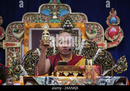 Sa Sainteté le Gyalwang Karmapa 17th Ogyen Trinley Dorje fait des prières lors d'une cérémonie spéciale au Centre culturel canadien tibétain à Toronto, Ontario, Canada, on 04 juin 2017. C'est la première visite du Karmapa au Canada. Comme le Dalaï Lama, le Karmapa s'est échappé du Tibet et vit maintenant en Inde. Il serait peut-être le prochain Dalaï Lama et deviendrait l'un des leaders spirituels et politiques les plus puissants au monde. (Photo de Creative Touch Imaging Ltd./NurPhoto) *** Veuillez utiliser le crédit du champ de crédit *** Banque D'Images