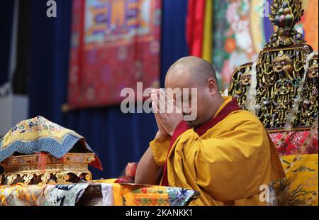 Sa Sainteté le Gyalwang Karmapa 17th Ogyen Trinley Dorje fait des prières lors d'une cérémonie spéciale au Centre culturel canadien tibétain à Toronto, Ontario, Canada, on 04 juin 2017. C'est la première visite du Karmapa au Canada. Comme le Dalaï Lama, le Karmapa s'est échappé du Tibet et vit maintenant en Inde. Il serait peut-être le prochain Dalaï Lama et deviendrait l'un des leaders spirituels et politiques les plus puissants au monde. (Photo de Creative Touch Imaging Ltd./NurPhoto) *** Veuillez utiliser le crédit du champ de crédit *** Banque D'Images