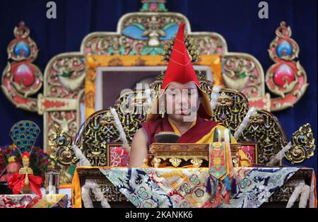 Sa Sainteté le Gyalwang Karmapa 17th Ogyen Trinley Dorje fait des prières lors d'une cérémonie spéciale au Centre culturel canadien tibétain à Toronto, Ontario, Canada, on 04 juin 2017. C'est la première visite du Karmapa au Canada. Comme le Dalaï Lama, le Karmapa s'est échappé du Tibet et vit maintenant en Inde. Il serait peut-être le prochain Dalaï Lama et deviendrait l'un des leaders spirituels et politiques les plus puissants au monde. (Photo de Creative Touch Imaging Ltd./NurPhoto) *** Veuillez utiliser le crédit du champ de crédit *** Banque D'Images