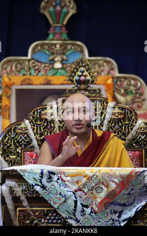 Sa Sainteté le Gyalwang Karmapa 17th Ogyen Trinley Dorje fait des prières lors d'une cérémonie spéciale au Centre culturel canadien tibétain à Toronto, Ontario, Canada, on 04 juin 2017. C'est la première visite du Karmapa au Canada. Comme le Dalaï Lama, le Karmapa s'est échappé du Tibet et vit maintenant en Inde. Il serait peut-être le prochain Dalaï Lama et deviendrait l'un des leaders spirituels et politiques les plus puissants au monde. (Photo de Creative Touch Imaging Ltd./NurPhoto) *** Veuillez utiliser le crédit du champ de crédit *** Banque D'Images