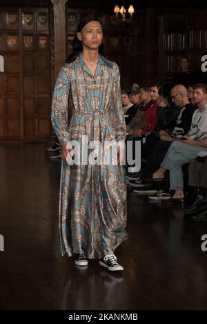 Un modèle marche sur la piste du spectacle Edward Crutchley lors des collections de juin 2017 de la London Fashion week pour hommes sur 9 juin 2017 à Londres, en Angleterre. (Photo d'Alberto Pezzali/NurPhoto) *** Veuillez utiliser le crédit du champ de crédit *** Banque D'Images