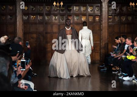 Un modèle marche sur la piste du spectacle Edward Crutchley lors des collections de juin 2017 de la London Fashion week pour hommes sur 9 juin 2017 à Londres, en Angleterre. (Photo d'Alberto Pezzali/NurPhoto) *** Veuillez utiliser le crédit du champ de crédit *** Banque D'Images