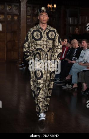 Un modèle marche sur la piste du spectacle Edward Crutchley lors des collections de juin 2017 de la London Fashion week pour hommes sur 9 juin 2017 à Londres, en Angleterre. (Photo d'Alberto Pezzali/NurPhoto) *** Veuillez utiliser le crédit du champ de crédit *** Banque D'Images