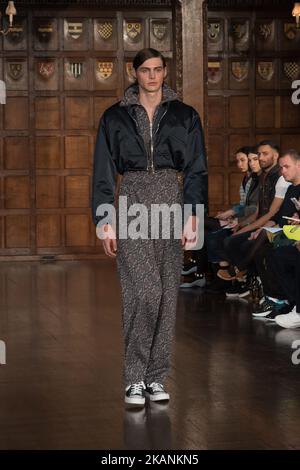 Un modèle marche sur la piste du spectacle Edward Crutchley lors des collections de juin 2017 de la London Fashion week pour hommes sur 9 juin 2017 à Londres, en Angleterre. (Photo d'Alberto Pezzali/NurPhoto) *** Veuillez utiliser le crédit du champ de crédit *** Banque D'Images