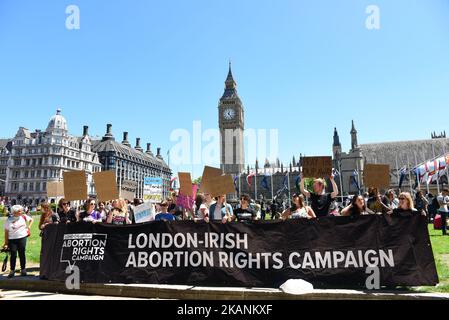 Les manifestants tiennent des pancartes alors qu'ils assistent à une manifestation contre l'alliance du parti conservateur avec le DUP sur la place du Parlement sur 10 juin 2017, à Londres, en Angleterre. Après qu'une élection rapide a été convoquée par la première ministre Theresa May, le Royaume-Uni est allé aux urnes hier. Les élections qui se sont menées de près n'ont pas permis de rendre clairement vainqueur la majorité et Theresa May a formé un gouvernement minoritaire avec le soutien du Parti unioniste démocratique d'Irlande du Nord. (Photo de Jay Shaw Baker/NurPhoto) *** Veuillez utiliser le crédit du champ de crédit *** Banque D'Images