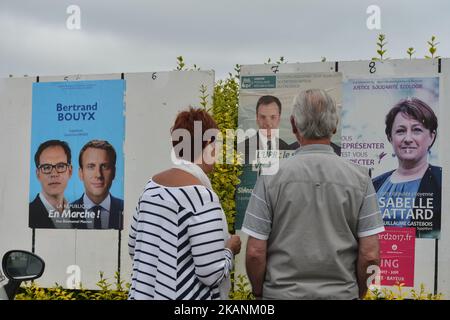 Les citoyens français arrivent à la station de vote pour voter à l'hôtel de ville de Hottot-les-Bagues. Des élections législatives françaises sont prévues les 11 et 18 juin (à des dates différentes pour les électeurs outre-mer) pour élire les 577 membres de l'Assemblée nationale de la Cinquième République française de 15th. Selon la liste finale publiée par le Ministère de l'intérieur le 23 mai, 7 882 candidats au total sont présents aux élections législatives. Dimanche, 11 juin 2017, à Hottot-les-Bagues, Calvados, France. Photo par Artur Widak *** Veuillez utiliser le crédit du champ de crédit *** Banque D'Images