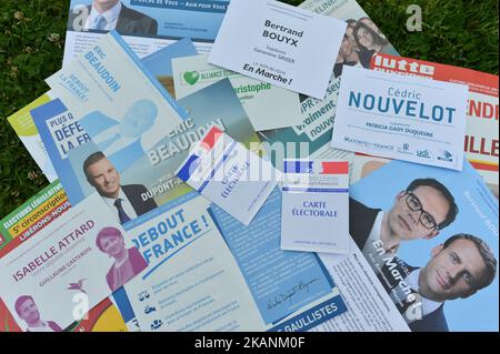 Affiches de mini-élection et cartes de l'électeur français. Des élections législatives françaises sont prévues les 11 et 18 juin (à des dates différentes pour les électeurs outre-mer) pour élire les 577 membres de l'Assemblée nationale de la Cinquième République française de 15th. Selon la liste finale publiée par le Ministère de l'intérieur le 23 mai, 7 882 candidats au total sont présents aux élections législatives. Dimanche, 11 juin 2017, à Hottot-les-Bagues, Calvados, France. Photo par Artur Widak *** Veuillez utiliser le crédit du champ de crédit *** Banque D'Images