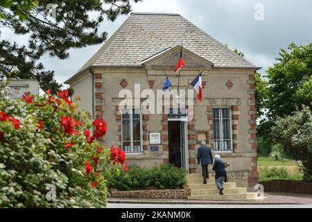 Les citoyens français arrivent à la gare de vote pour voter à l'hôtel de ville de Vendes. Des élections législatives (parlementaires) françaises sont prévues les 11 et 18 juin (à des dates différentes pour les électeurs outre-mer) pour élire les 577 membres de la 15e Assemblée nationale de la Cinquième République française. Selon la liste finale publiée par le Ministère de l'intérieur le 23 mai, 7,882 candidats au total sont présents aux élections législatives. Le dimanche 11 juin 2017, à Vendes, Calvados, France. Photo par Artur Widak *** Veuillez utiliser le crédit du champ de crédit *** Banque D'Images