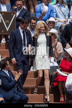 Nicole Kidman, australienne - actrice et productrice américaine et Tony Estanguet, qui a remporté trois médailles d'or olympiques et co-présidentes Paris 2024, présentent le coupé des Mousquetaires dans son étui de voyage Louis Vuitton aux spectateurs avant la finale masculine au tournoi Roland Garros Grand Chelem - jour 15 sur 11 juin, 2017 à Paris, France. (Photo de Robert Szaniszló/NurPhoto) *** Veuillez utiliser le crédit du champ de crédit *** Banque D'Images