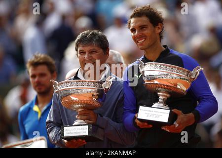 Rafael Nadal d'Espagne célèbre la victoire avec le trophée aux côtés de l'entraîneur Toni Nadal après la finale masculine de singles contre Stan Wawrinka de Suisse le quinze jour de l'Open de France à Roland Garros sur 11 juin 2017 à Paris, France. (Photo de Mehdi Taamallah/NurPhoto) *** Veuillez utiliser le crédit du champ de crédit *** Banque D'Images