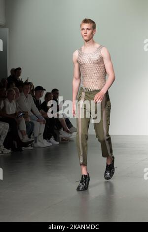 Un modèle fait le tour de la piste du KTZ lors des collections de juin 2017 de la London Fashion week pour hommes, Londres sur 10 juin 2017. KTZ est un label de mode contemporain basé à Londres sous la direction créative de Marjan Pejoski et la direction de Sasko Bezovski. KTZ conçoit des vêtements prêts à porter pour hommes et pour femmes avec des détails de couture connus pour son énergie brute et son avantage urbain contemporain, mais aussi pour ses références ethnographiques et son multiculturalisme. (Photo d'Alberto Pezzali/NurPhoto) *** Veuillez utiliser le crédit du champ de crédit *** Banque D'Images