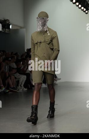Un modèle fait le tour de la piste du KTZ lors des collections de juin 2017 de la London Fashion week pour hommes, Londres sur 10 juin 2017. KTZ est un label de mode contemporain basé à Londres sous la direction créative de Marjan Pejoski et la direction de Sasko Bezovski. KTZ conçoit des vêtements prêts à porter pour hommes et pour femmes avec des détails de couture connus pour son énergie brute et son avantage urbain contemporain, mais aussi pour ses références ethnographiques et son multiculturalisme. (Photo d'Alberto Pezzali/NurPhoto) *** Veuillez utiliser le crédit du champ de crédit *** Banque D'Images