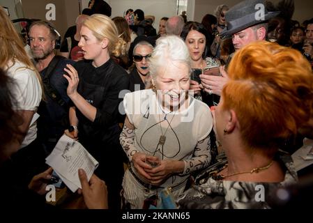La couturière britannique Vivienne Westwood à son défilé de mode pendant la semaine de mode de Londres pour hommes, à Londres sur 12 juin 2017 (photo par Alberto Pezzali/NurPhoto) *** Veuillez utiliser le crédit du champ de crédit *** Banque D'Images