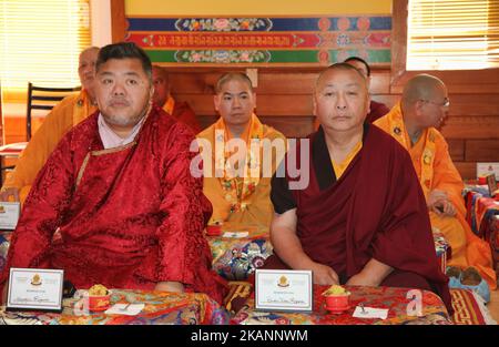 Les moines bouddhistes attendent l'arrivée de sa Sainteté le 17th Gyalwang Karmapa Ogyen Trinley Dorje. Le Karmapa a visité le Karma Tekchen Zabsal Ling Toronto Thrangu Centre pour couper le ruban et bénir le centre lors de la cérémonie d'ouverture de la nouvelle salle de prière principale de 8 juin 2017 à Aurora, Ontario, Canada. Comme le Dalaï Lama, le Karmapa s'est échappé du Tibet et vit maintenant en Inde. Il serait peut-être le prochain Dalaï Lama et deviendrait l'un des leaders spirituels et politiques les plus puissants au monde. (Photo de Creative Touch Imaging Ltd./NurPhoto) *** Veuillez utiliser le crédit de Banque D'Images