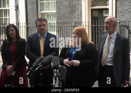 Naomi long, chef du Parti de l'Alliance d'Irlande du Nord (2nd R), s'exprime avec ses collègues à l'extérieur de Downing Street, Londres, sur 15 juin 2017. La première ministre Theresa May doit tenir aujourd'hui une série de réunions avec les principaux partis politiques d'Irlande du Nord pour apaiser les inquiétudes croissantes concernant un accord du gouvernement avec le DUP à la suite des élections générales au Royaume-Uni. (Photo d'Alberto Pezzali/NurPhoto) *** Veuillez utiliser le crédit du champ de crédit *** Banque D'Images