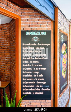 Un petit panneau d'affaires expliquant la langue argot du peuple vénézuélien. Banque D'Images