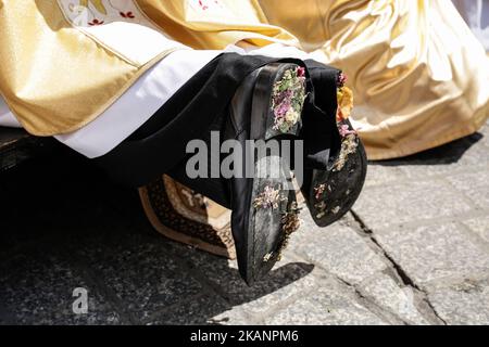 Chaque année, 60 jours après Pâques, la procession catholique traverse les rues de Cracovie pendant la Fête du Corpus Christi. Par tradition, les catholiques prennent part à une procession dans les rues d'un quartier près de leur paroisse après la messe. L'Eucharistie, connue sous le nom de Saint Sacrement, est placée dans une monstruance, otensorium et est tenue en douceur par un membre du clergé pendant la procession. Après la procession, les paroissiens retournent à l'église pour la bénédiction. Corpus Christi est un jour férié en Pologne. Jeudi, 15 juin 2017, à Cracovie, Pologne (photo de Jakub Wlodek/NURP Banque D'Images