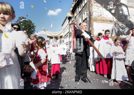 Chaque année, 60 jours après Pâques, la procession catholique traverse les rues de Cracovie pendant la Fête du Corpus Christi. Par tradition, les catholiques prennent part à une procession dans les rues d'un quartier près de leur paroisse après la messe. L'Eucharistie, connue sous le nom de Saint Sacrement, est placée dans une monstruance, otensorium et est tenue en douceur par un membre du clergé pendant la procession. Après la procession, les paroissiens retournent à l'église pour la bénédiction. Corpus Christi est un jour férié en Pologne. Jeudi, 15 juin 2017, à Cracovie, Pologne (photo de Jakub Wlodek/NURP Banque D'Images