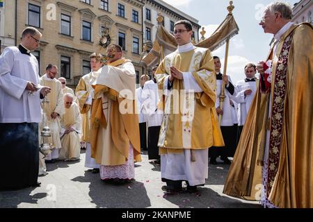 Chaque année, 60 jours après Pâques, la procession catholique traverse les rues de Cracovie pendant la Fête du Corpus Christi. Par tradition, les catholiques prennent part à une procession dans les rues d'un quartier près de leur paroisse après la messe. L'Eucharistie, connue sous le nom de Saint Sacrement, est placée dans une monstruance, otensorium et est tenue en douceur par un membre du clergé pendant la procession. Après la procession, les paroissiens retournent à l'église pour la bénédiction. Corpus Christi est un jour férié en Pologne. Jeudi, 15 juin 2017, à Cracovie, Pologne (photo de Jakub Wlodek/NURP Banque D'Images