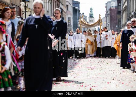 Chaque année, 60 jours après Pâques, la procession catholique traverse les rues de Cracovie pendant la Fête du Corpus Christi. Par tradition, les catholiques prennent part à une procession dans les rues d'un quartier près de leur paroisse après la messe. L'Eucharistie, connue sous le nom de Saint Sacrement, est placée dans une monstruance, otensorium et est tenue en douceur par un membre du clergé pendant la procession. Après la procession, les paroissiens retournent à l'église pour la bénédiction. Corpus Christi est un jour férié en Pologne. Jeudi, 15 juin 2017, à Cracovie, Pologne (photo de Jakub Wlodek/NURP Banque D'Images