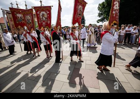 Chaque année, 60 jours après Pâques, la procession catholique traverse les rues de Cracovie pendant la Fête du Corpus Christi. Par tradition, les catholiques prennent part à une procession dans les rues d'un quartier près de leur paroisse après la messe. L'Eucharistie, connue sous le nom de Saint Sacrement, est placée dans une monstruance, otensorium et est tenue en douceur par un membre du clergé pendant la procession. Après la procession, les paroissiens retournent à l'église pour la bénédiction. Corpus Christi est un jour férié en Pologne. Jeudi, 15 juin 2017, à Cracovie, Pologne (photo de Jakub Wlodek/NURP Banque D'Images