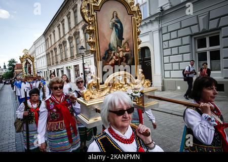 Chaque année, 60 jours après Pâques, la procession catholique traverse les rues de Cracovie pendant la Fête du Corpus Christi. Par tradition, les catholiques prennent part à une procession dans les rues d'un quartier près de leur paroisse après la messe. L'Eucharistie, connue sous le nom de Saint Sacrement, est placée dans une monstruance, otensorium et est tenue en douceur par un membre du clergé pendant la procession. Après la procession, les paroissiens retournent à l'église pour la bénédiction. Corpus Christi est un jour férié en Pologne. Jeudi, 15 juin 2017, à Cracovie, Pologne (photo de Jakub Wlodek/NURP Banque D'Images