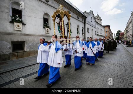 Chaque année, 60 jours après Pâques, la procession catholique traverse les rues de Cracovie pendant la Fête du Corpus Christi. Par tradition, les catholiques prennent part à une procession dans les rues d'un quartier près de leur paroisse après la messe. L'Eucharistie, connue sous le nom de Saint Sacrement, est placée dans une monstruance, otensorium et est tenue en douceur par un membre du clergé pendant la procession. Après la procession, les paroissiens retournent à l'église pour la bénédiction. Corpus Christi est un jour férié en Pologne. Jeudi, 15 juin 2017, à Cracovie, Pologne (photo de Jakub Wlodek/NURP Banque D'Images