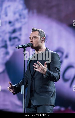 Le chanteur de pop italien Tiziano Ferro photographié sur scène alors qu'il se produit au Stadio Giuseppe Meazza San Siro à Milan, en Italie, le 16 juin 2017. Il n'y a pas eu suffisamment de grèves dans les transports publics pour bloquer les plus de 50000 spectateurs qui ont occupé ce soir le Stadio San Siro à Milan pendant les trois premiers jours de la nouvelle tournée Tiziano Ferro. Avec un paysage spectaculaire, le chanteur de Latina a ouvert sa tournée qui, au-delà des trois dates de Milan, se détournera vers les principaux stades italiens jusqu'à la mi-juillet. (Photo de Romano Nunziato/NurPhoto) *** Veuillez utiliser le crédit du champ de crédit *** Banque D'Images