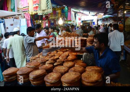 Indiens musulmans achetant du pain doux pour le festival d'Eid ul Fitr à Kolkata, Inde sur 17 juin 2017. Les musulmans du monde entier célèbrent Eid ul Fitr pour marquer la fin du Saint mois de jeûne du Ramadan. (Photo de Sonali Pal Chaudhury/NurPhoto) *** Veuillez utiliser le crédit du champ de crédit *** Banque D'Images
