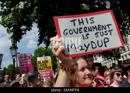 Les manifestants tiennent des pancartes contre le gouvernement de coalition à Londres, au Royaume-Uni, le 17 juin 2017. Plus d'un millier de personnes se rassemblent à l'extérieur de la rue des propriétaires pour protester contre la coalition conservatrice et DUP. (Photo de Jay Shaw Baker/NurPhoto) *** Veuillez utiliser le crédit du champ de crédit *** Banque D'Images