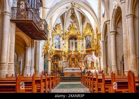 L'architecture intérieure de la basilique de l'église catholique Santa Maria. L'autel d'or est dans la vue symétrique centrale. Banque D'Images