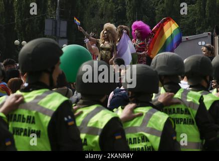 Environ 2 mille représentants de la communauté LGBT d'Ukraine et de ses partisans gardés par des milliers de policiers marchent avec la Marche de KyivPride de l'égalité au centre-ville de Kiev, Ukraine, 18 juin 2017. (Photo par Sergii Kharchenko/NurPhoto) *** Veuillez utiliser le crédit du champ de crédit *** Banque D'Images