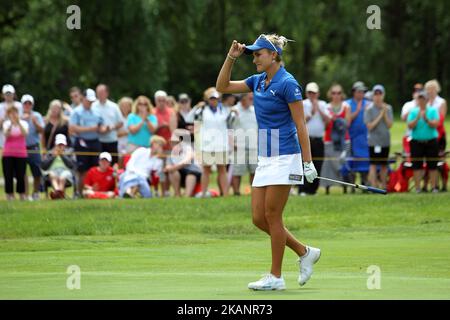 Lexi Thompson, de Coral Springs, en Floride, accueille la galerie alors qu'elle marche sur le green 18th lors de la dernière partie du tournoi de golf classique Meijer LPGA au Blythefield Country Club à Belmont, MI, USA Sunday, 18 juin 2017. (Photo par Amy Lemus/NurPhoto) *** Veuillez utiliser le crédit du champ de crédit *** Banque D'Images